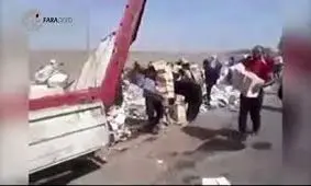 واژگونی تریلی با بار قند در جاده ملکان که مردم از غارت جلوگیری کردند