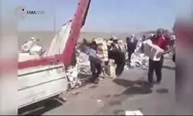 واژگونی تریلی با بار قند در جاده ملکان که مردم از غارت جلوگیری کردند