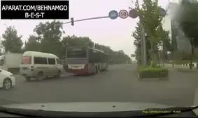 لحظه خطرناک افتادن تیر برق بر روی یک خودرو در چین +فیلم