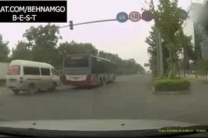 لحظه خطرناک افتادن تیر برق بر روی یک خودرو در چین +فیلم