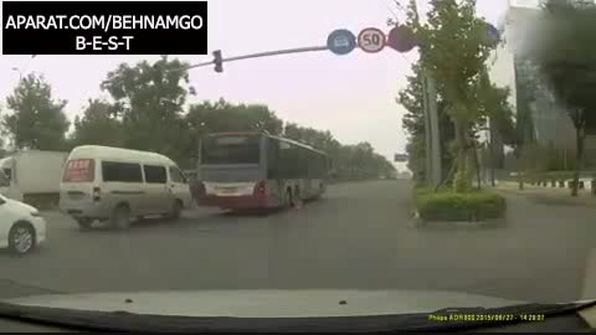 لحظه خطرناک افتادن تیر برق بر روی یک خودرو در چین +فیلم
