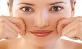 برای داشتن گونه های برجسته ؛ به آرامی و ملایمت آنها را نیشگون بگیرید