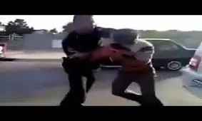 کتک زدن وحشیانه افسر زن بخاطر جریمه شدن +فیلم