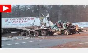 تصویری از لحظه تصادف وحشتناک تریلی با آمبولانس