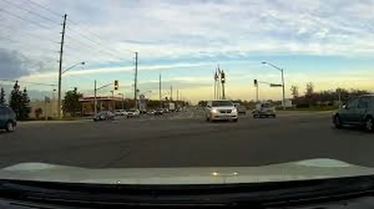 تصادف وحشتناک و عجیب سه خودرو +فیلم