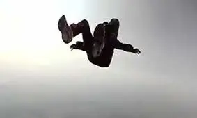 مرگ دردناک گردشگر به خاطر باز نشدن چتر نجات+فیلم