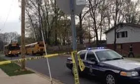 لحظه بسیار دلخراش له شدن دختر بچه دانش آموز زیر چرخ های سرویس مدرسه +فیلم