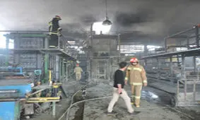 مصدومیت یک نفر در حادثه آتش سوزی کارخانه ایزوگام ساری