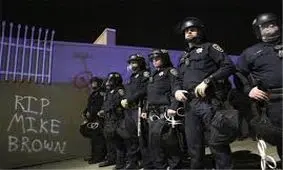 پسر بچه ای با دو چاقو به دستانش قصد آسیب رساندن داشت دستگیر شد +فیلم