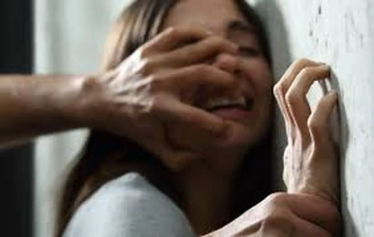 تجاوز یک زندانی به جمیله در ساختمان دادگاه!+عکس