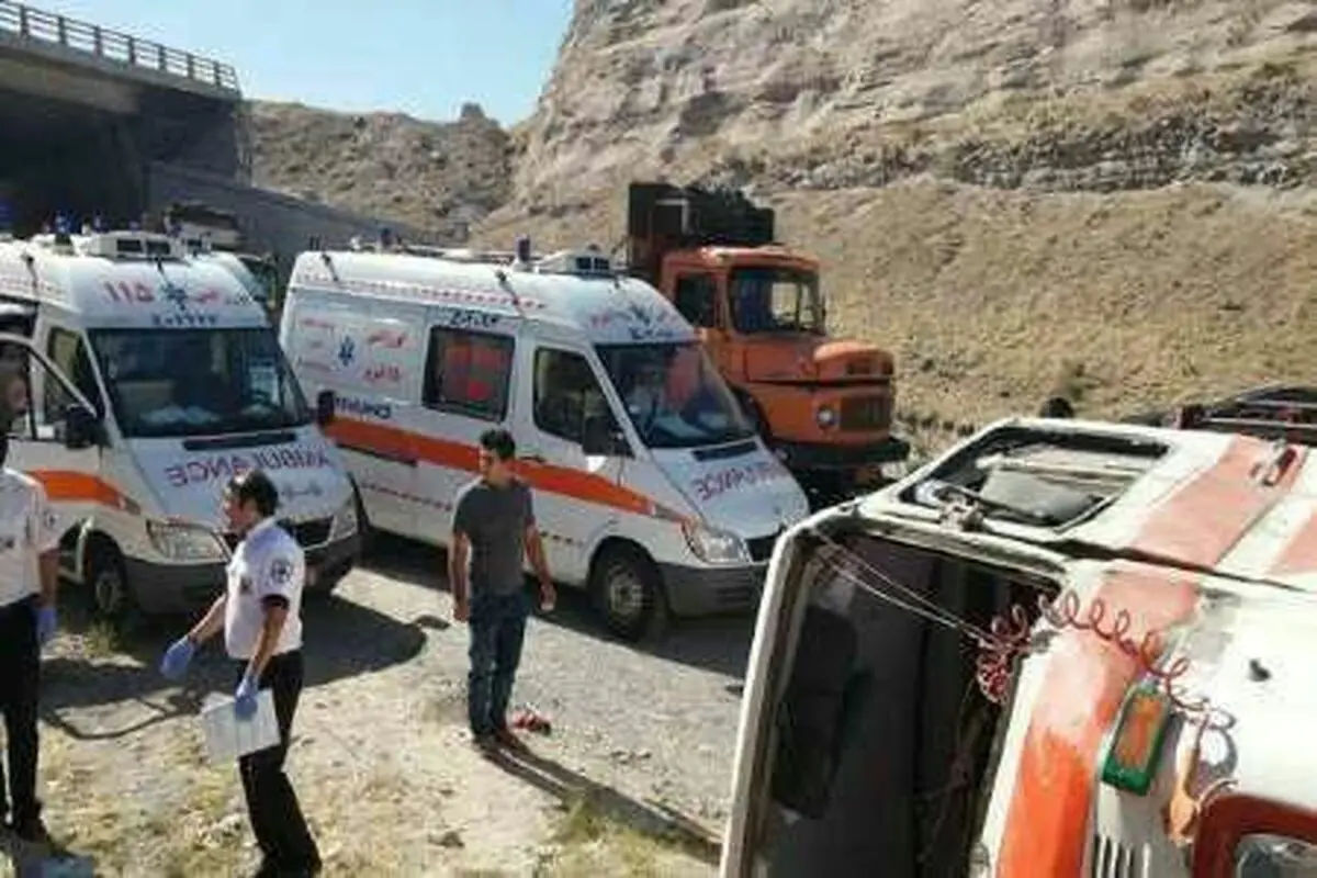 واژگونی ‌مینی بوس‌ در بهشهر 12 کارگر را راهی بیمارستان کرد