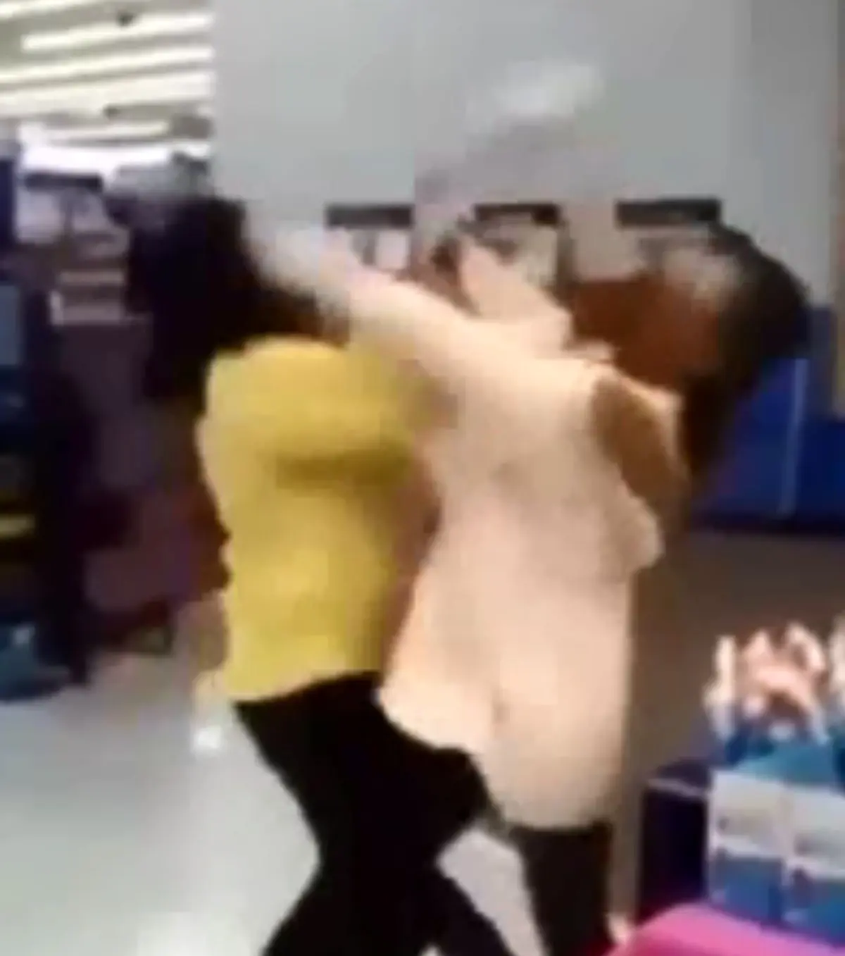 فیلم/ جنگ داخلی در فروشگاه‌های آمریکا!