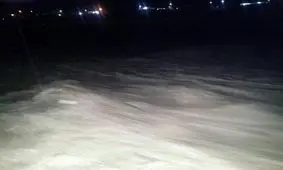 مسکن مهر پلدختر در محاصره سیلاب/ساکنان در طبقات بالا پناه بگیرند