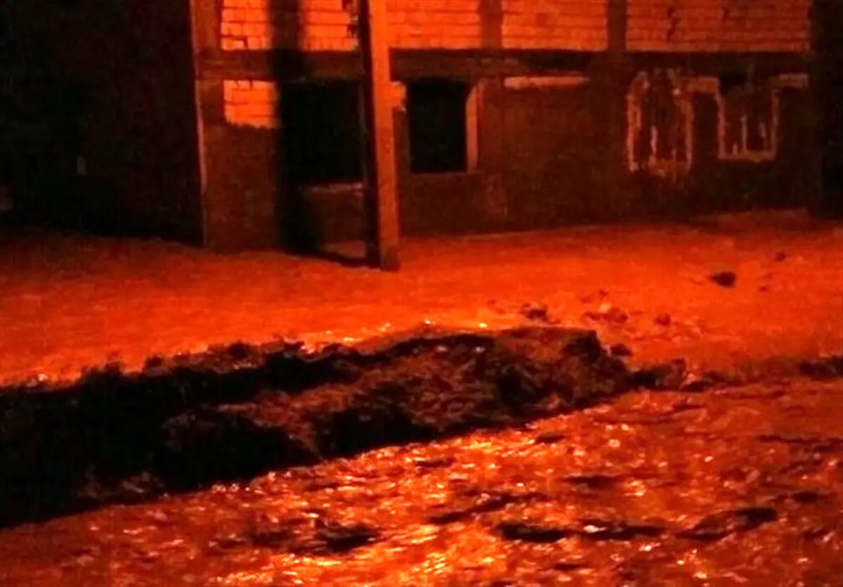 مسکن مهر پلدختر زیر آب رفت؛ مردم در محاصره سیلاب