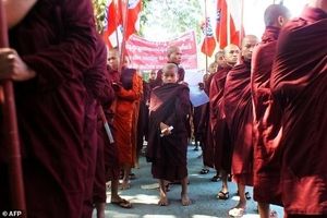 اعتراض راهبان بودایی در راخین به بازگشت روهینجاها