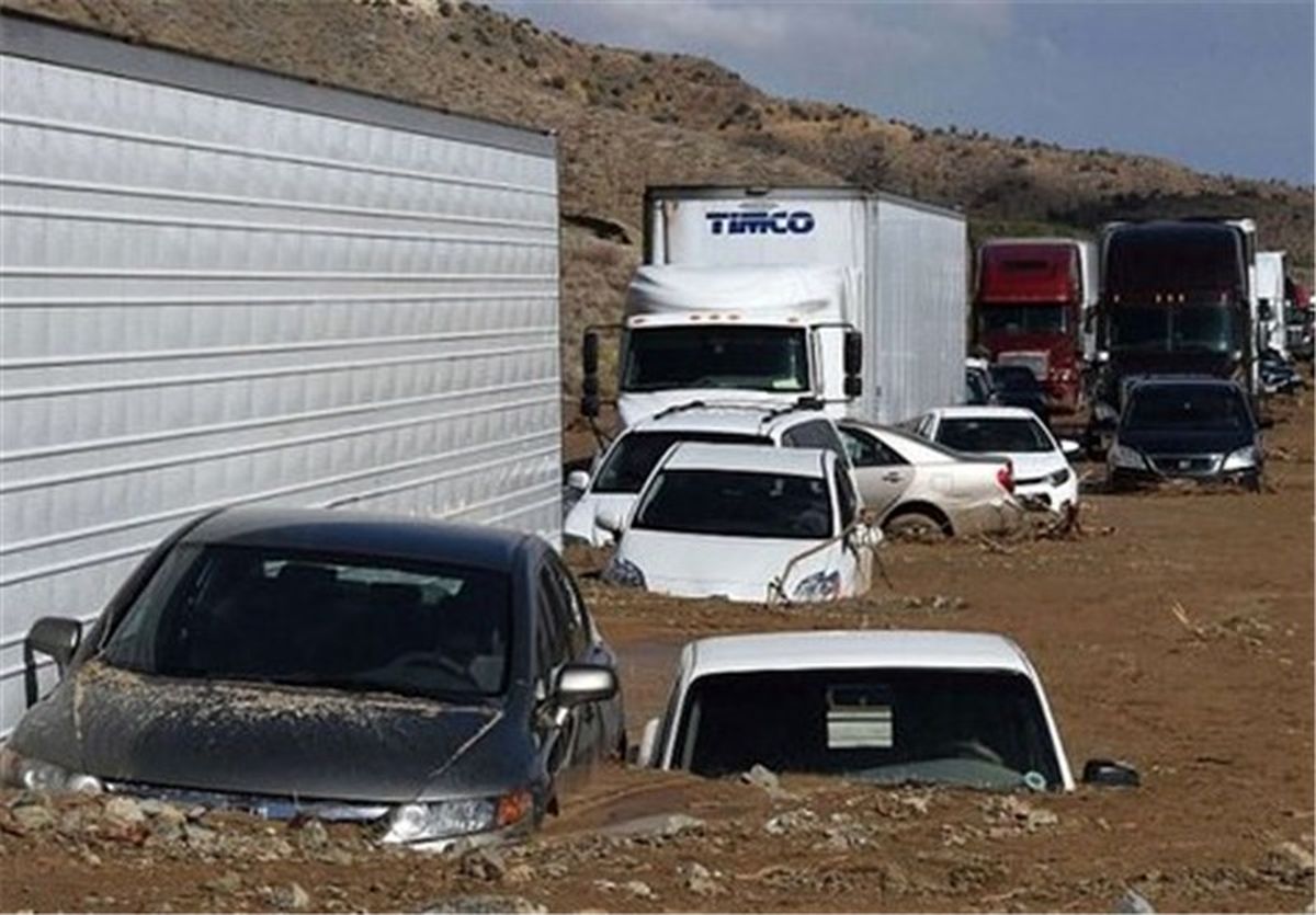 بارش باران سبب رانش گل و لای در سطح جادهها شد