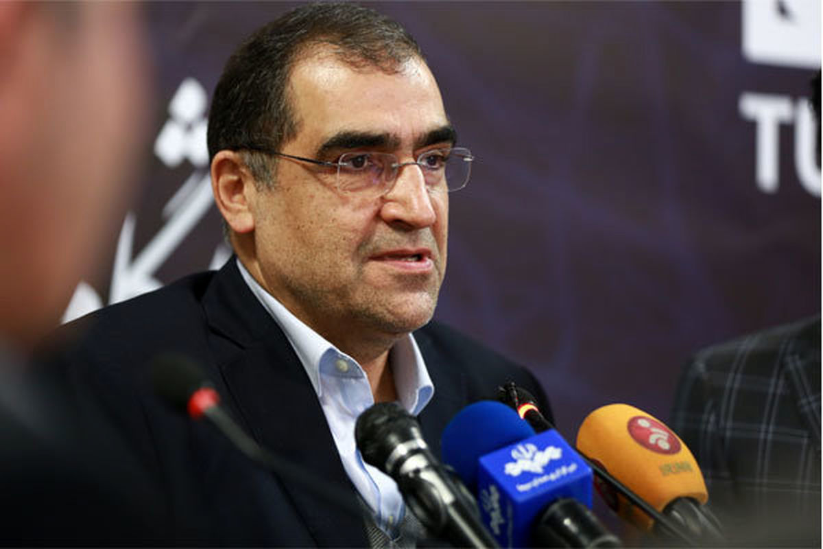انجام اعمال جراحی توسط وزیر بهداشت در مناطق محروم خراسان جنوبی