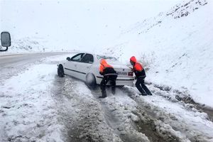نجات بیش از ۱۰۰ خودرو گرفتار در برف در استان فارس
