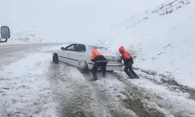 نجات بیش از ۱۰۰ خودرو گرفتار در برف در استان فارس