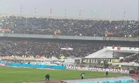 ویدیو/اهتزاز پرچم کشور ژاپن در سکوی تماشاگران تراکتورسازی