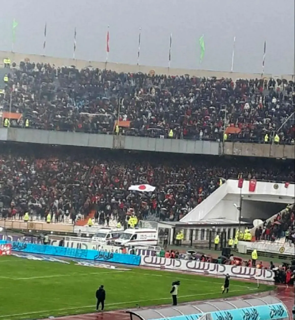 ویدیو/اهتزاز پرچم کشور ژاپن در سکوی تماشاگران تراکتورسازی