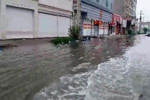 خیابانی شبیه به دریاچه در اهواز! + فیلم