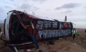 واژگونی اتوبوس با 1 کشته در محور سمنان - دامغان + فیلم