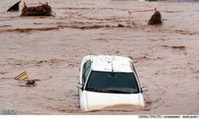 نجات سرنشین پراید توسط مردم در سیلاب شدید در چرام!