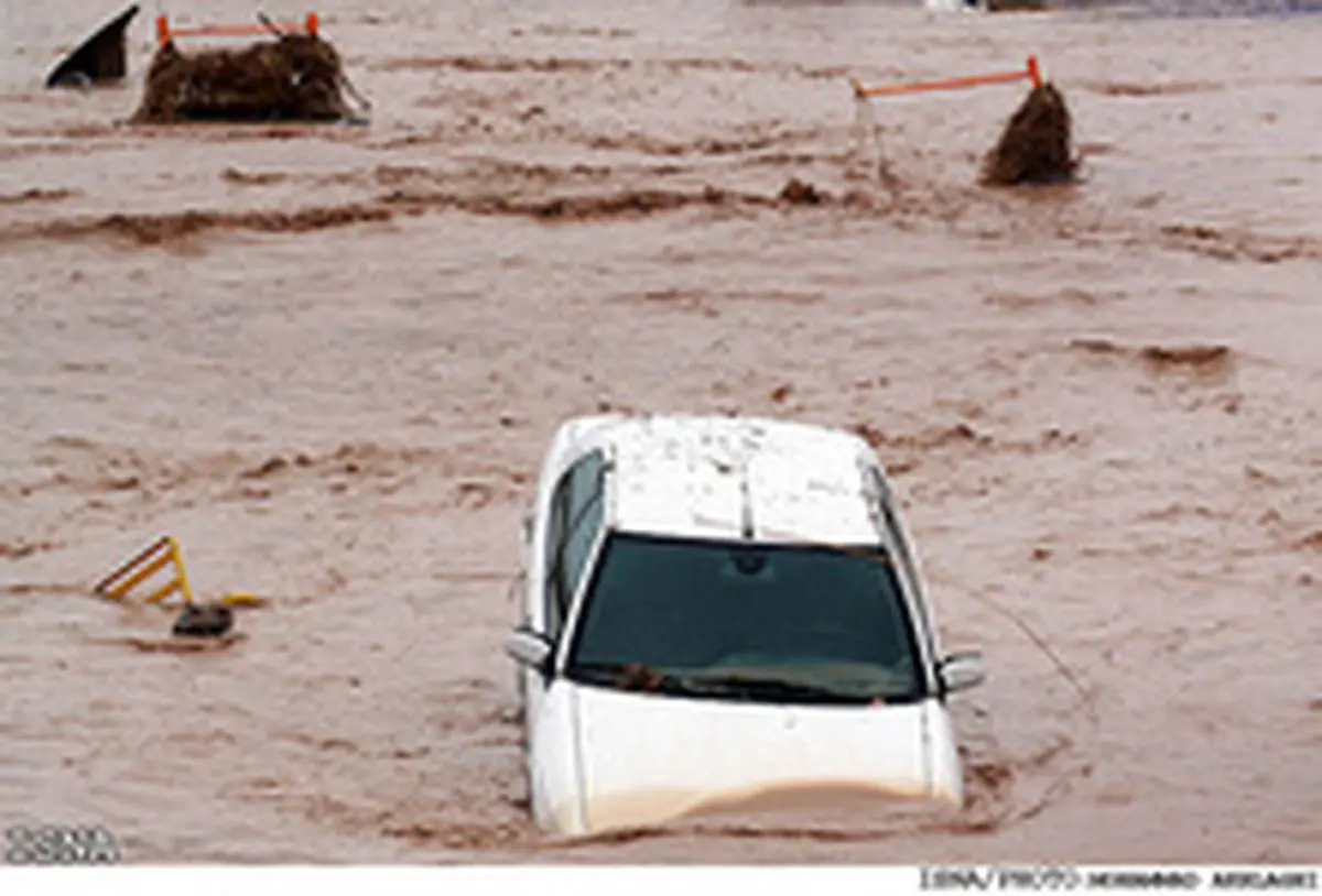 نجات سرنشین پراید توسط مردم در سیلاب شدید در چرام!