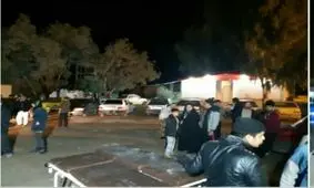 روایت مردمی از وضعیت زلزله زدگان کرمانشاه /مردم سرپل ذهاب از ترس حتی کانکس ها را هم ترک کرده اند/ازدحام جمعیت در اطراف مراکز درمانی +تصاویر