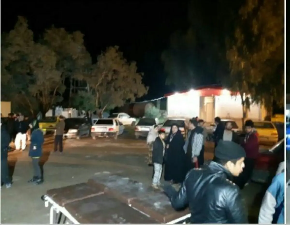 روایت مردمی از وضعیت زلزله زدگان کرمانشاه /مردم سرپل ذهاب از ترس حتی کانکس ها را هم ترک کرده اند/ازدحام جمعیت در اطراف مراکز درمانی +تصاویر