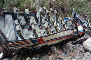 کشته شدن 30 مسافر بر اثر سقوط اتوبوس به دره