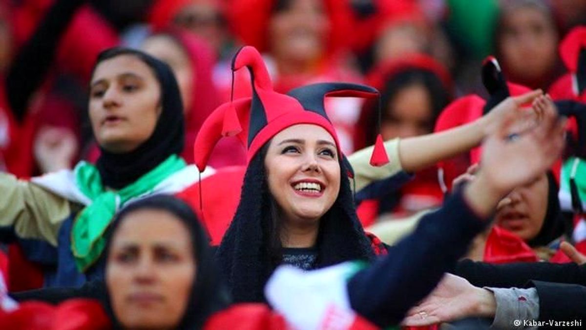 مهلت فیفا به ایران برای لغو ممنوعیت ورود زنان به ورزشگاه‌ها