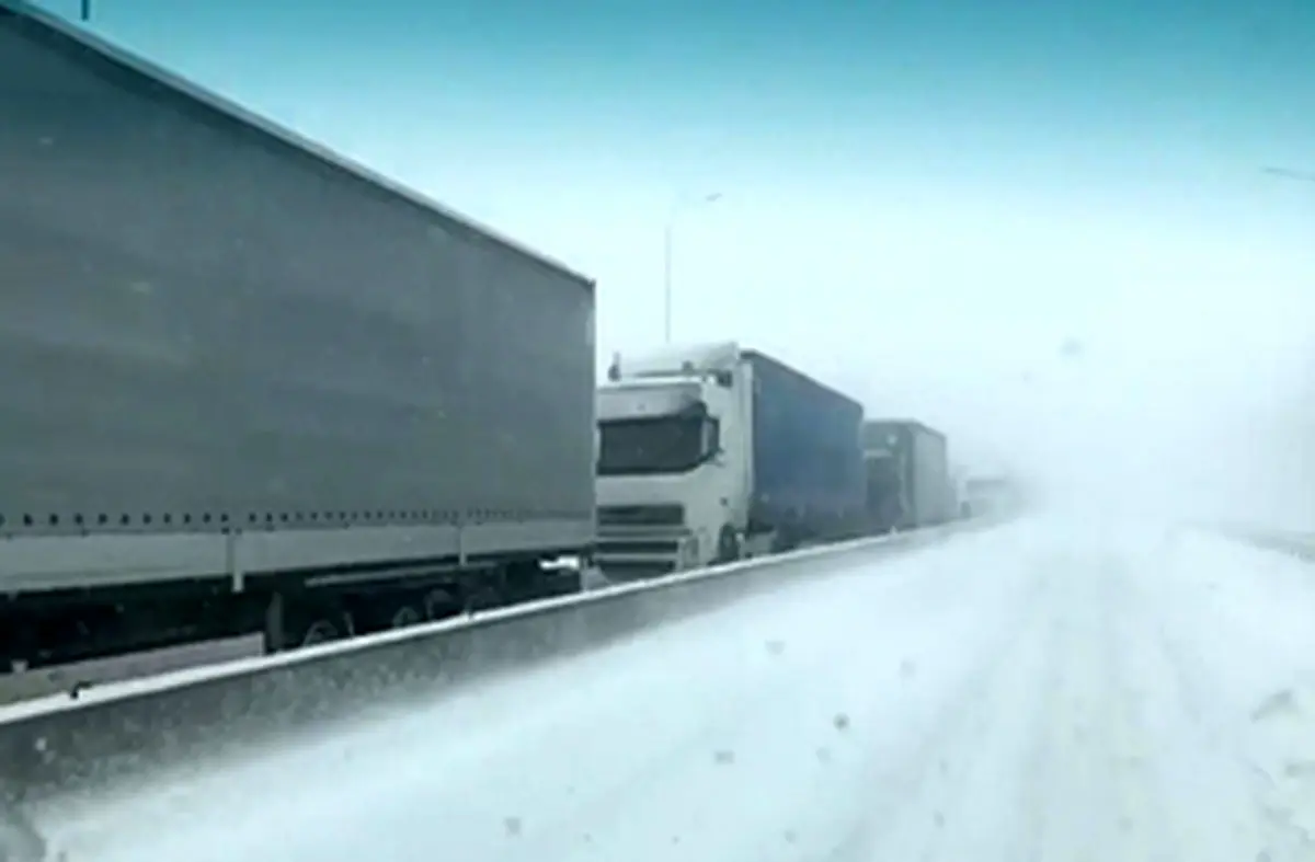 انفجار یک خودرو در مقابل چشمان راننده + فیلم