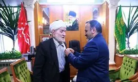 اعطای نشان مشهد پایتخت فرهنگی جهان به استاد عثمان محمدپرست
