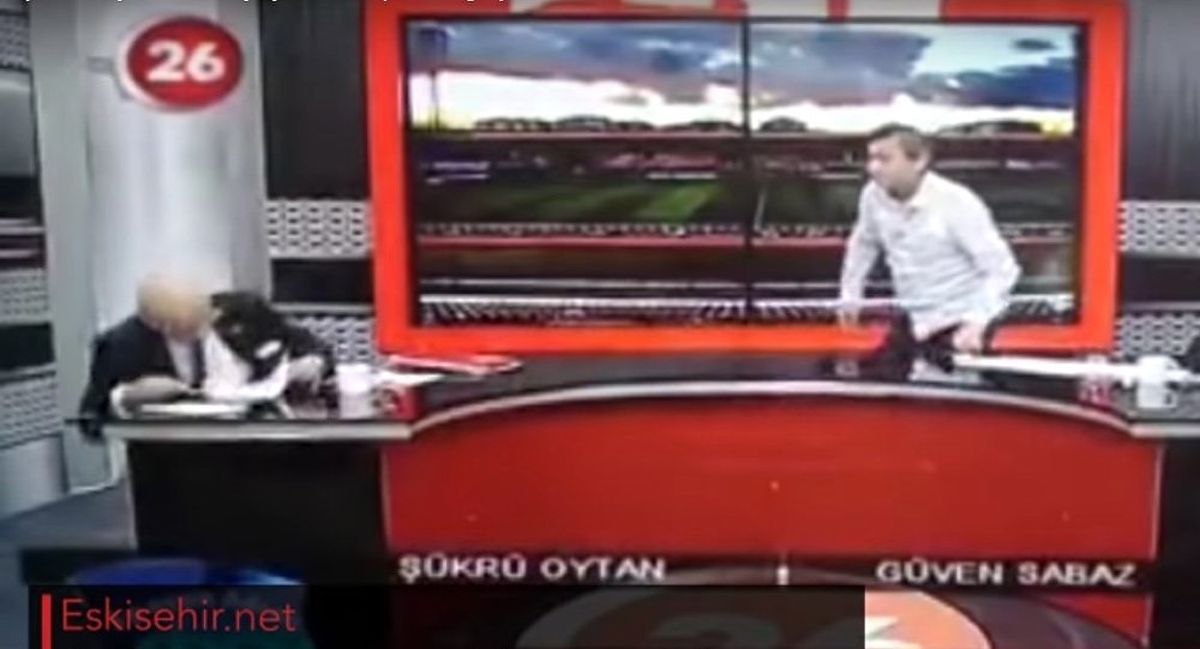 ویدئو/ حمله قلبی مجری حین پخش زنده تلویزیونی!