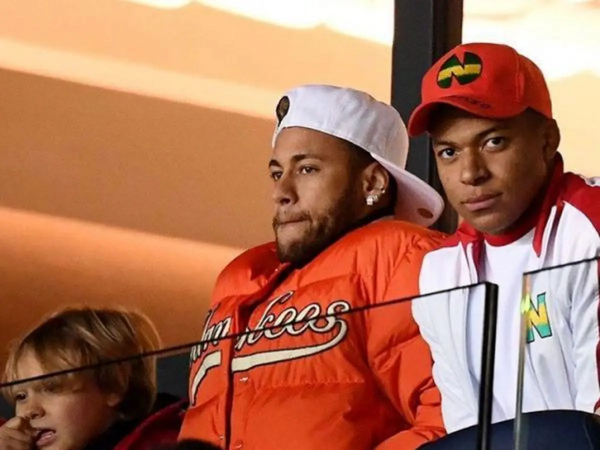 کلاه واکی بایاشی بر سر ستاره فوتبال جهان