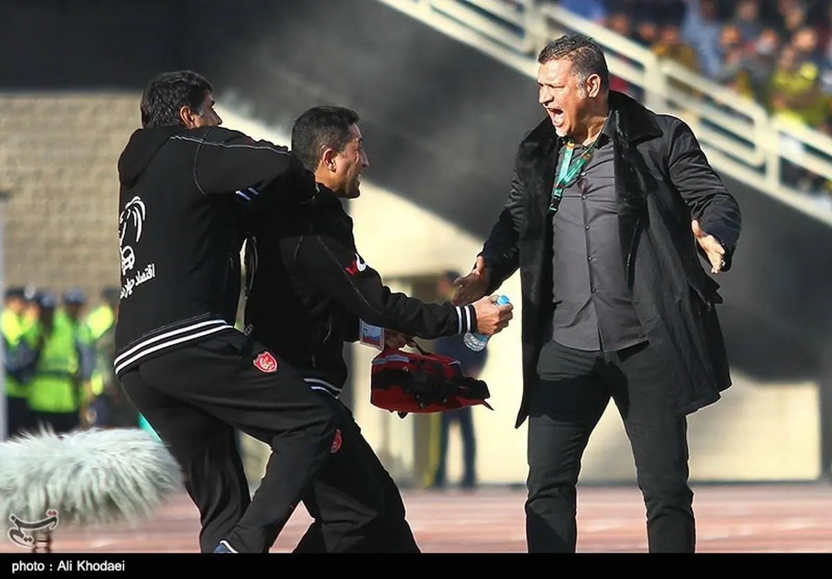 علی دایی به نشست خبری نرسید