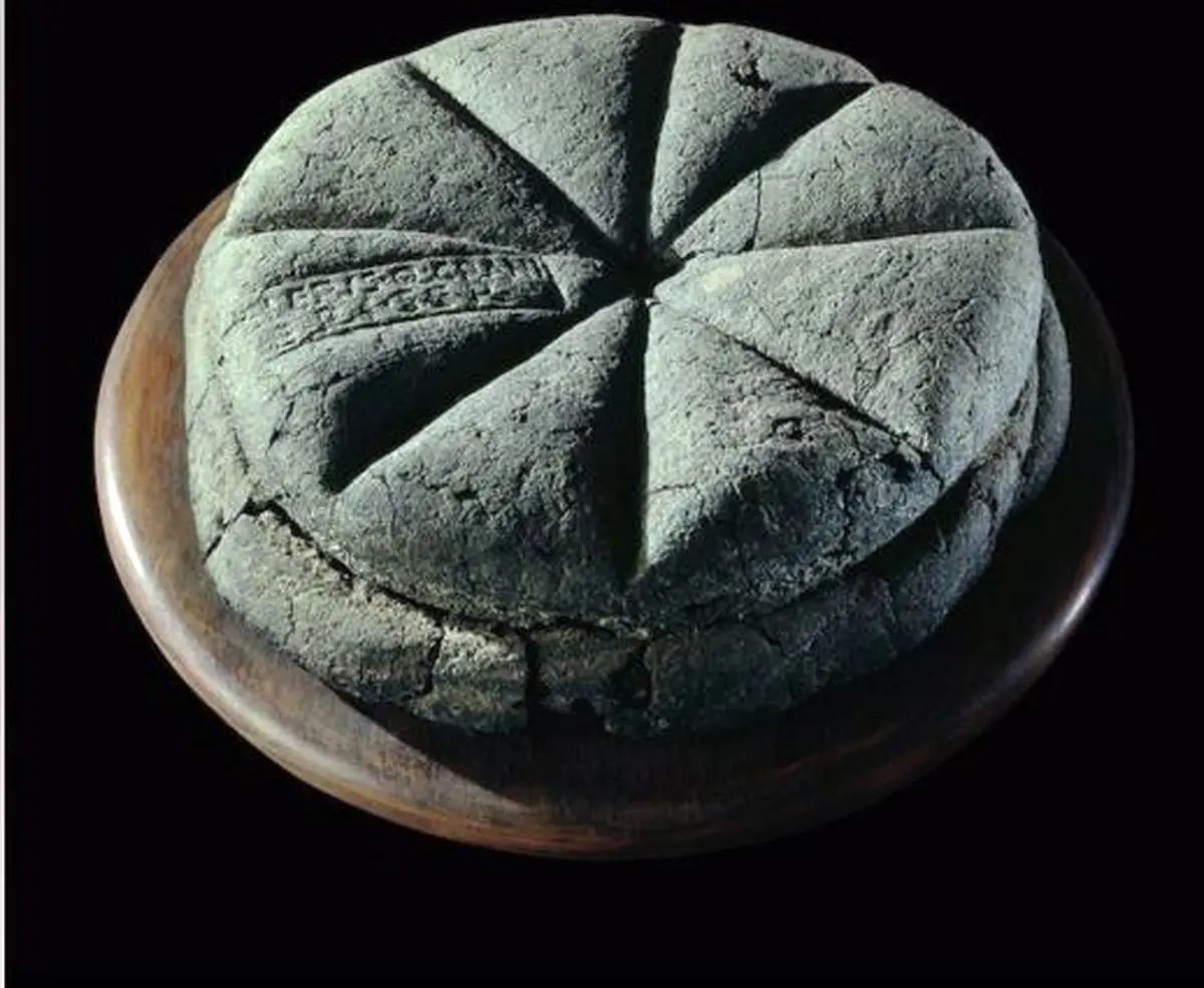 کشف یک قرص نان ۲۰۰۰ ساله