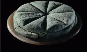 کشف یک قرص نان ۲۰۰۰ ساله