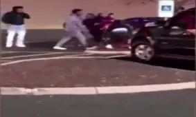 لحظه کتک خوردن زنی با شکم برآمده در پارکینگ مجتمع تجاری+فیلم