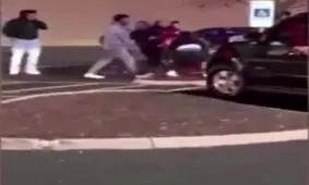 لحظه کتک خوردن زنی با شکم برآمده در پارکینگ مجتمع تجاری+فیلم