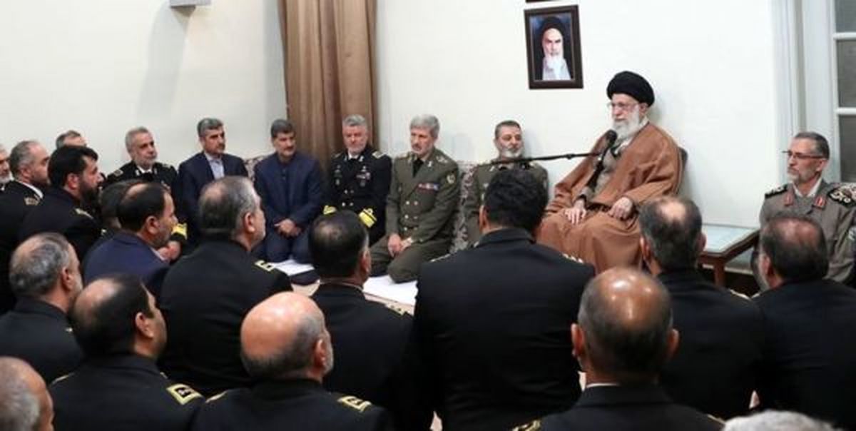 رهبر انقلاب خطاب به فرماندهان ارتش:کاری کنید دشمنان حتی جرأت تهدید ملّت ایران را نداشته باشند /اقتدار نیروهای مسلح سایه تهدید را دور خواهد کرد