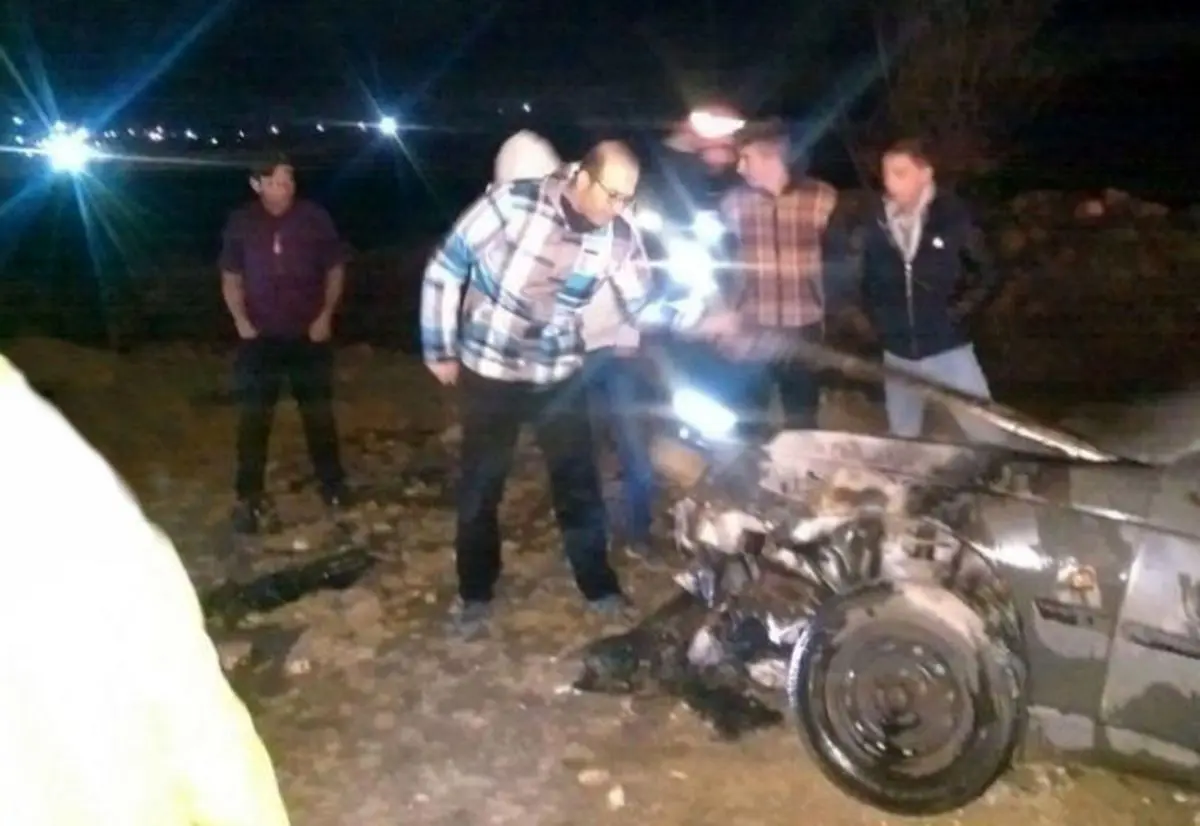 سقوط خودرو پژو داخل یک گودال باعث آتش گرفتن آن شد+ عکس