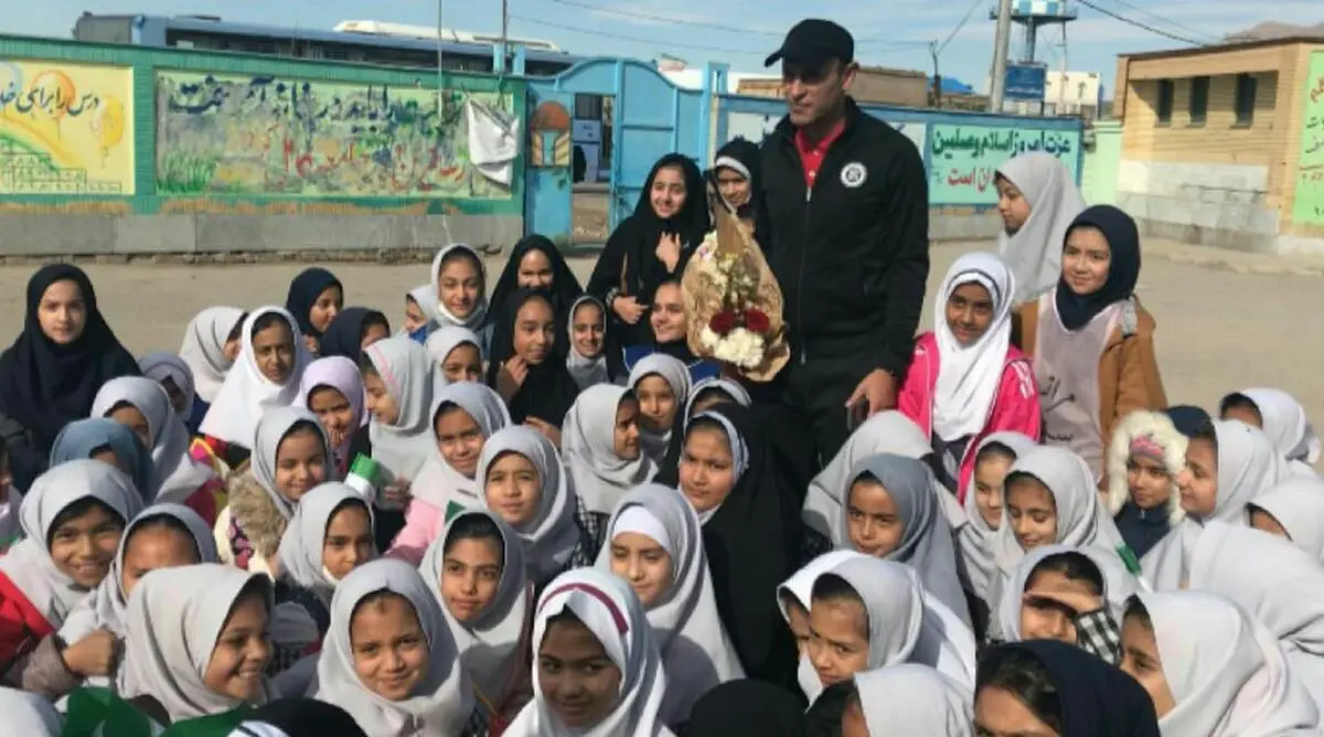 گل‌محمدی با کودکان یکی از مدارس محروم مشهد دیدار کرد