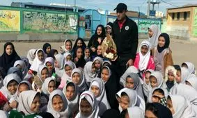 گل‌محمدی با کودکان یکی از مدارس محروم مشهد دیدار کرد