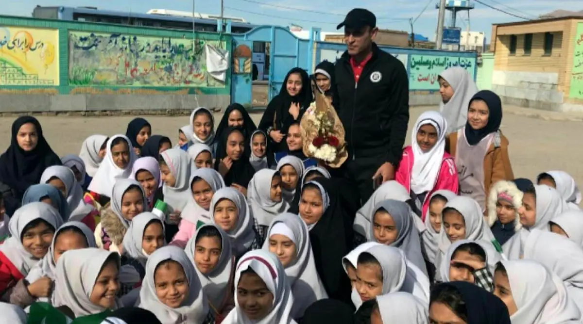 گل‌محمدی با کودکان یکی از مدارس محروم مشهد دیدار کرد
