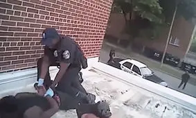 تیراندازی پلیس به جوان سیاه پوستی که تنها یک موبایل در دست داشت + فیلم