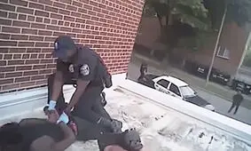 تیراندازی پلیس به جوان سیاه پوستی که تنها یک موبایل در دست داشت + فیلم