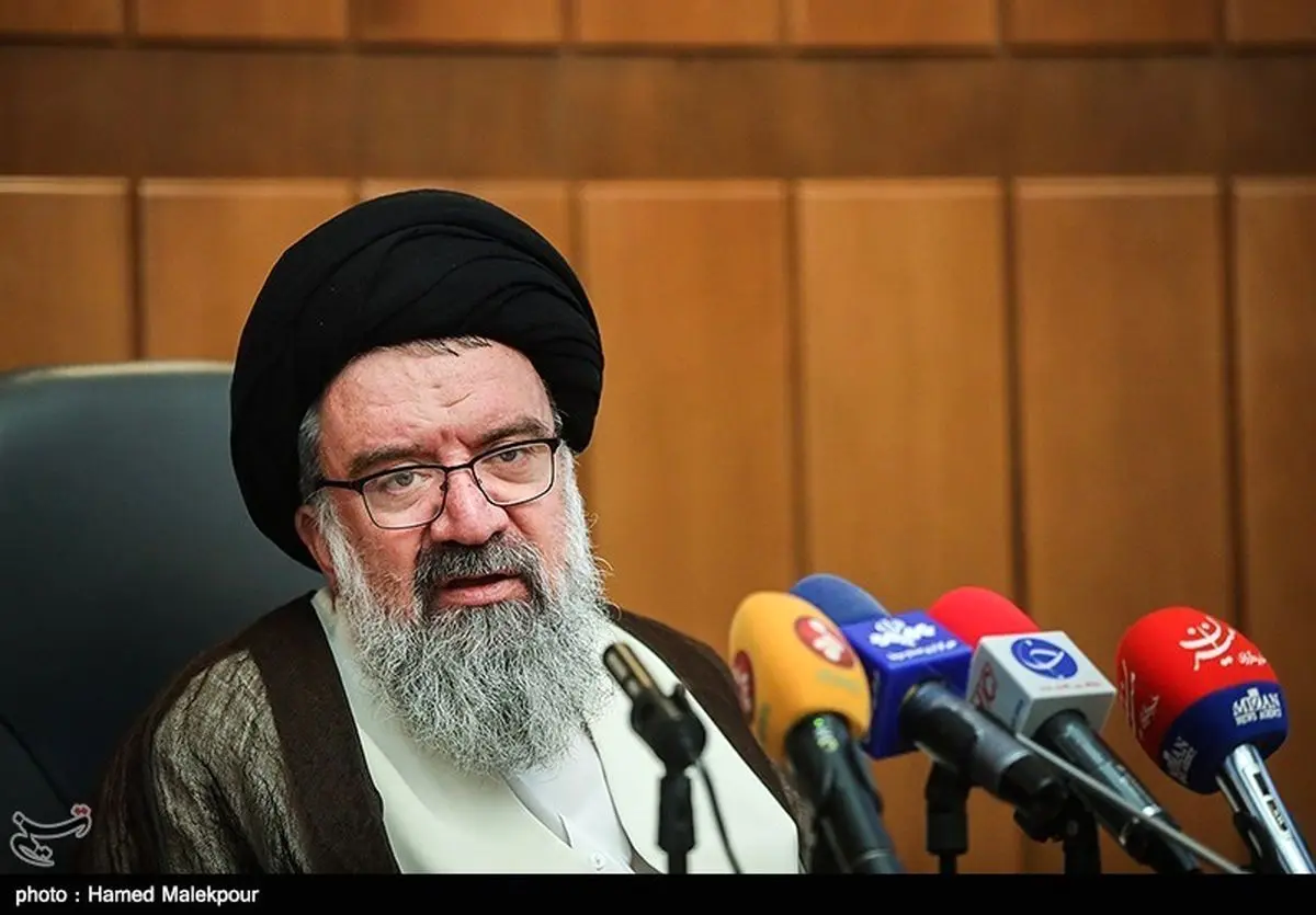 توضیح سید احمد خاتمی درباره انتقادش به یادداشت عباس عبدی درباره مشروبات الکی؛ در خطبه های نماز جمعه اسمی از کسی نبردم/منتقدان به من هتاکی کردند و سخن ناروا گفتند